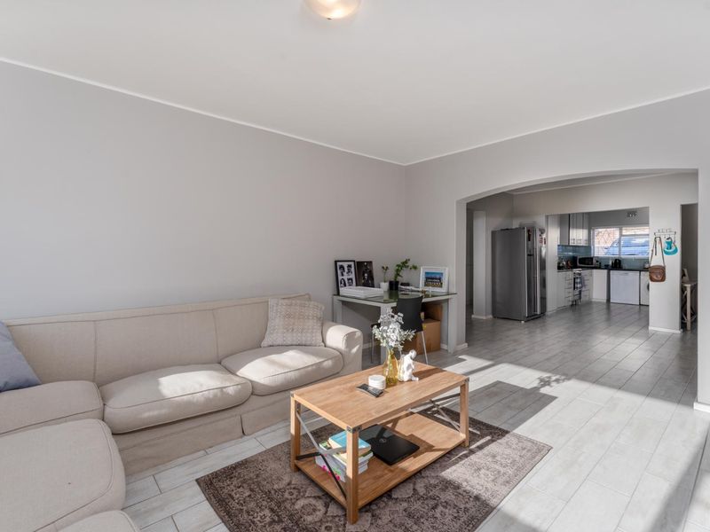 Spacious Two-Bedroom Apartment with Sea Views in Sought-After Highgate Complex - Photo 6