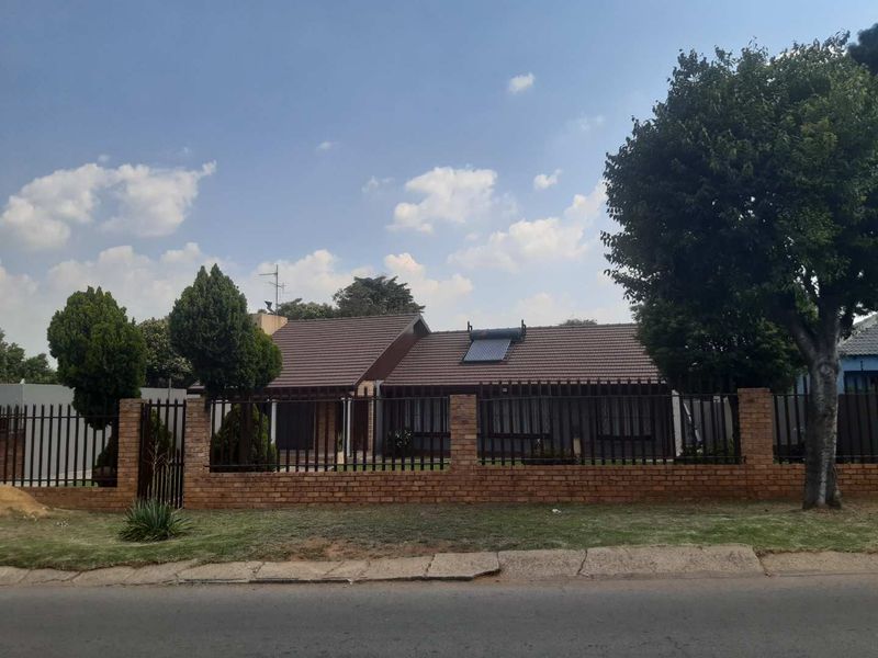 NEAT AND SPACIOUS HOME, ON A MASSIVE YARD WITH AN OUTSIDE ROOM WITH BATHROOM  N BRAAI AREA - Photo 1