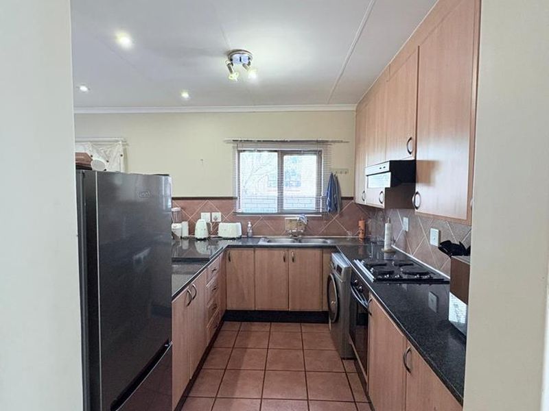 Modern 2-Bedroom, 2-Bathroom Townhouse in Prime Security Estate - Photo 8