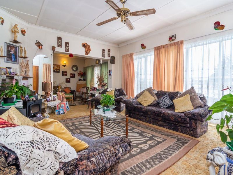 Expansive living, perfect for family and friends. - Photo 4