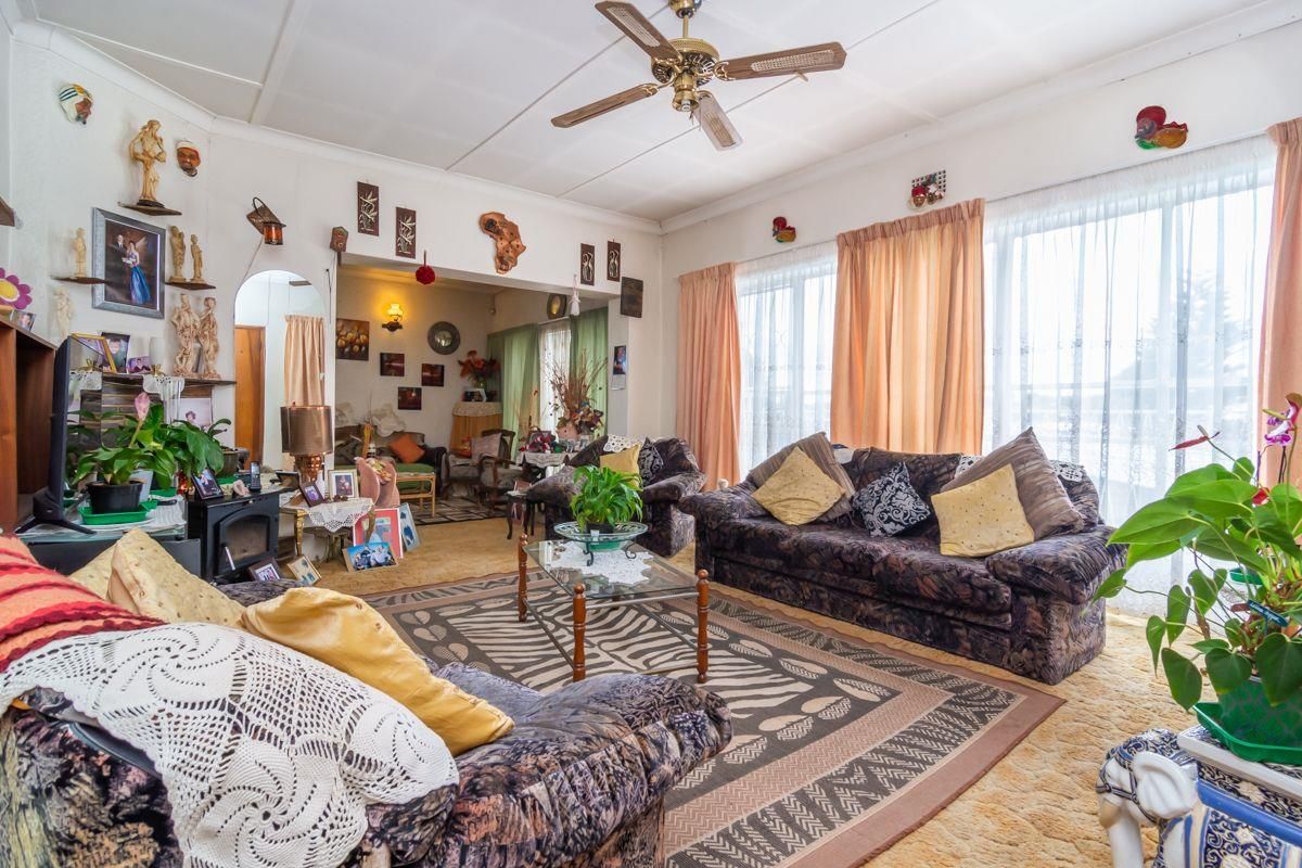 Expansive living, perfect for family and friends. - Photo 4