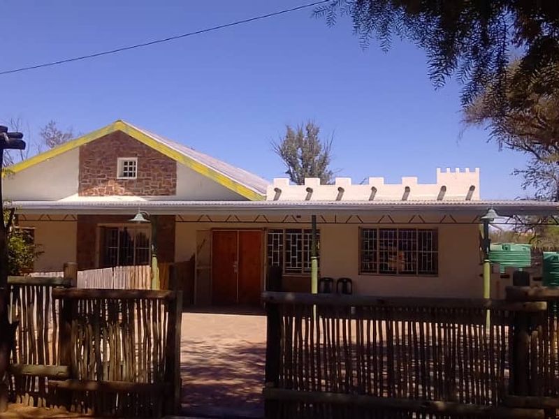 Three-bedroom house with 4 Very Spacious Flatlets for sale in Omaruru! - Photo 4