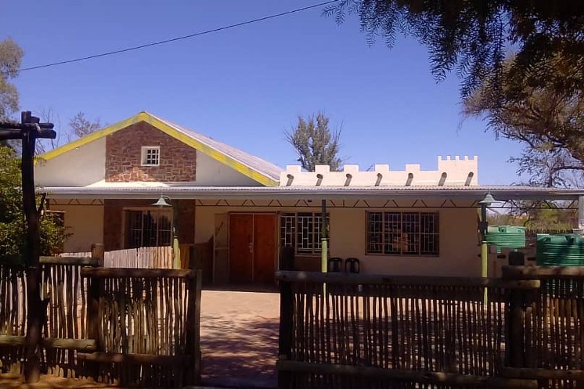 Three-bedroom house with 4 Very Spacious Flatlets for sale in Omaruru! - Photo 4