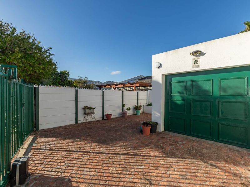 Charming, manageable home with heart! - Photo 2