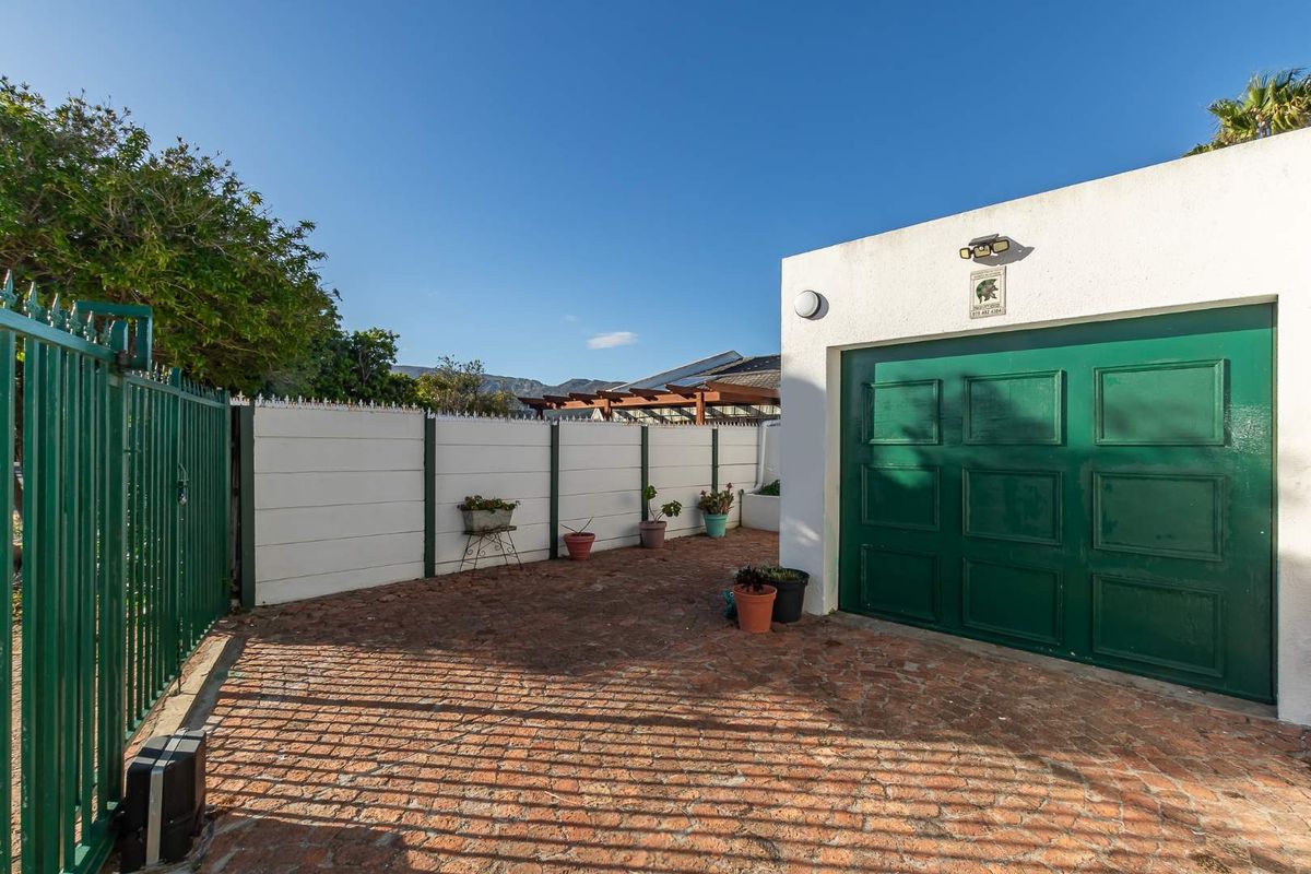 Charming, manageable home with heart! - Photo 2