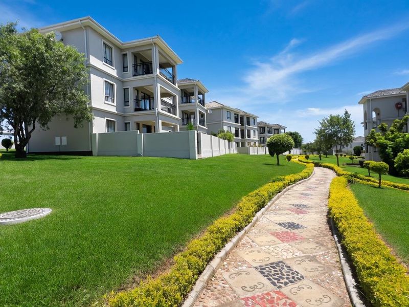 Stylish Ground Floor Living in Sought-After La Maison Royale - Photo 5