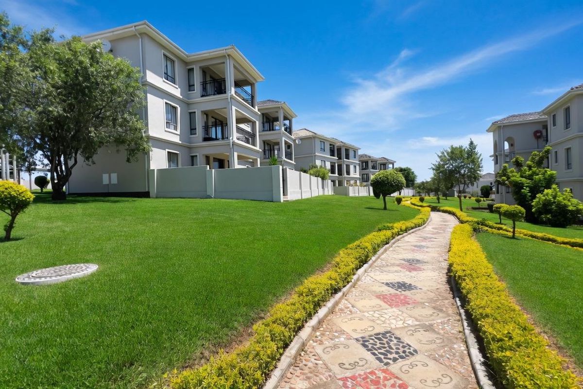 Stylish Ground Floor Living in Sought-After La Maison Royale - Photo 5