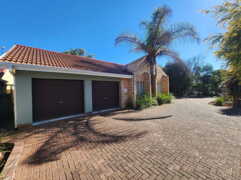 Beautiful 4 Bedroom Family Home in Fichardt Park - Photo 2