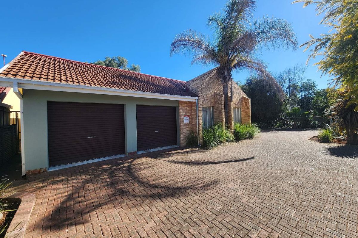 Beautiful 4 Bedroom Family Home in Fichardt Park - Photo 2