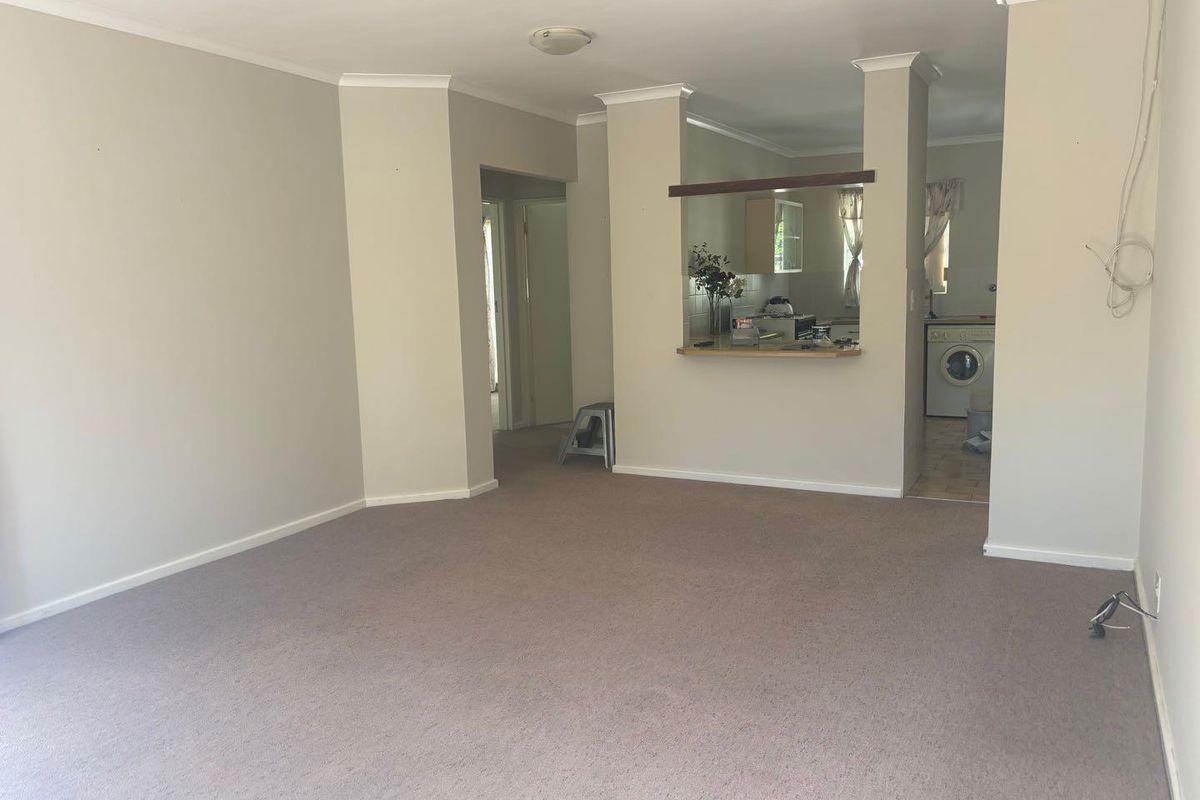 Charming 3 Bedroom Home in a lovely Neighbourhood - Photo 3