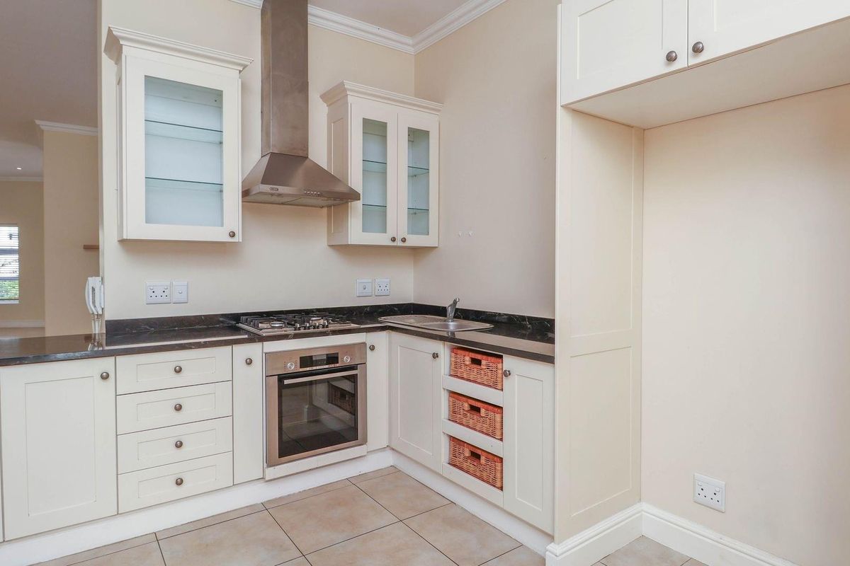 Three bedroom family home in Highlands Estate - Photo 3