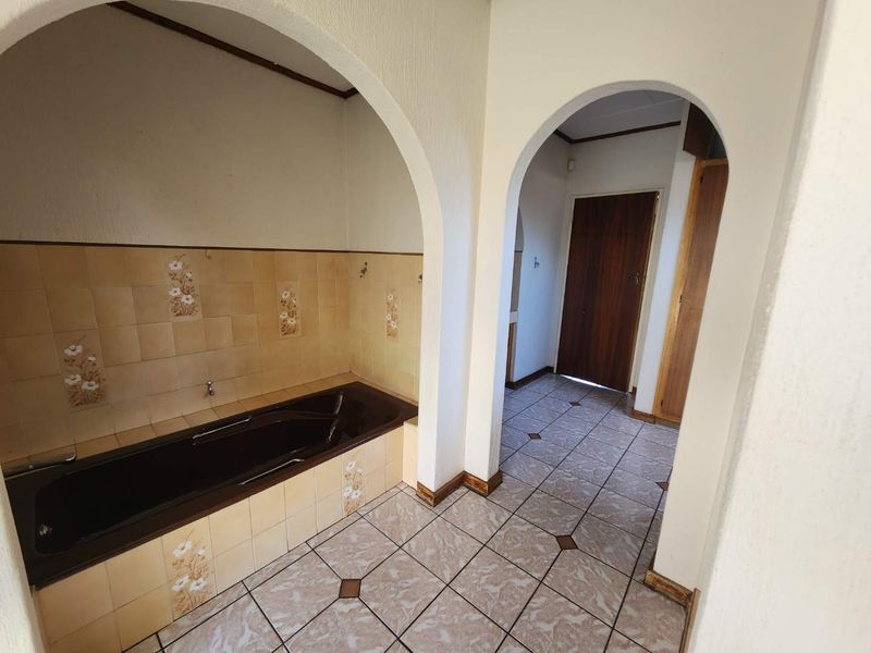 The perfect extra-large family home. - Photo 8