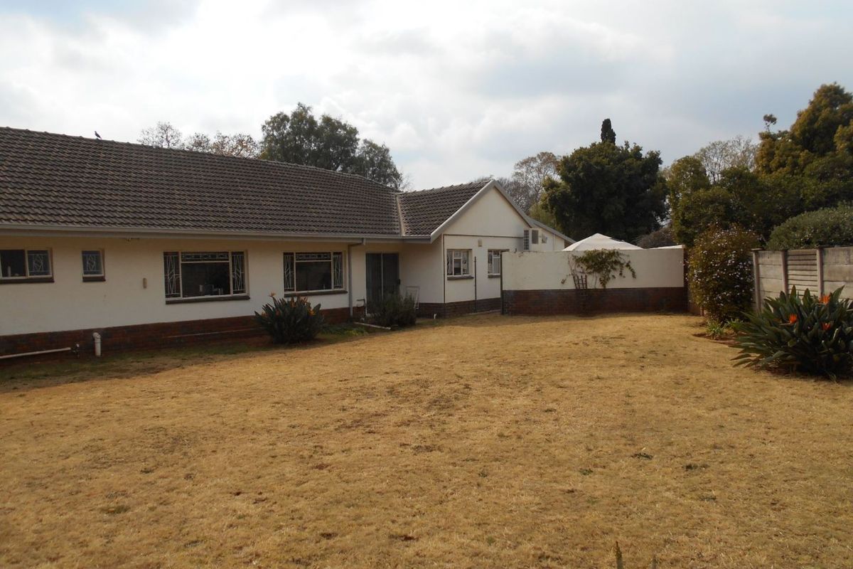 OWN YOUR DREAM WITH THIS LOVELY 4 BEDROOM FAMILY HOME!! - Photo 2