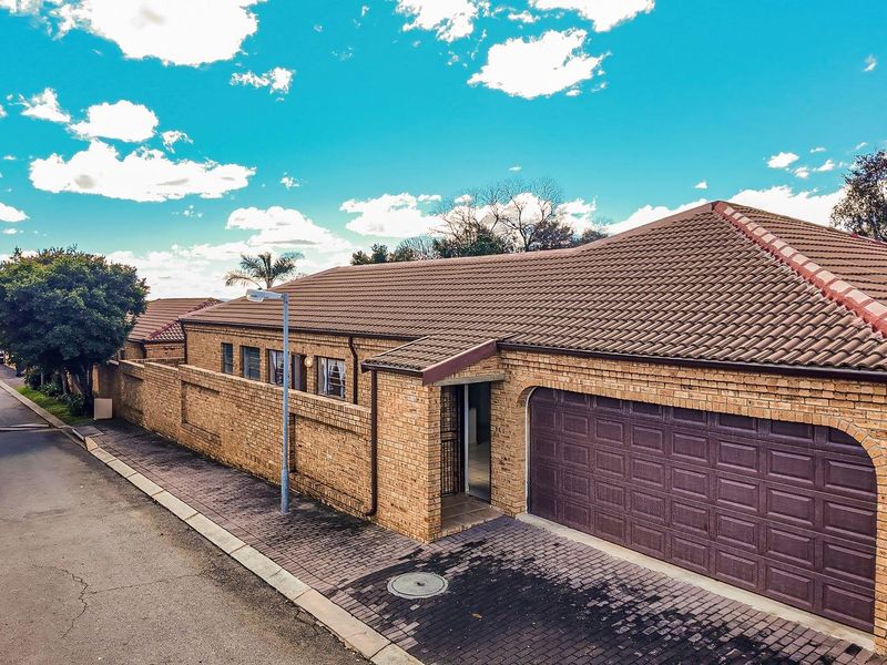 Lovely 3 bed, 2 bath cluster available in Northriding - Photo 2
