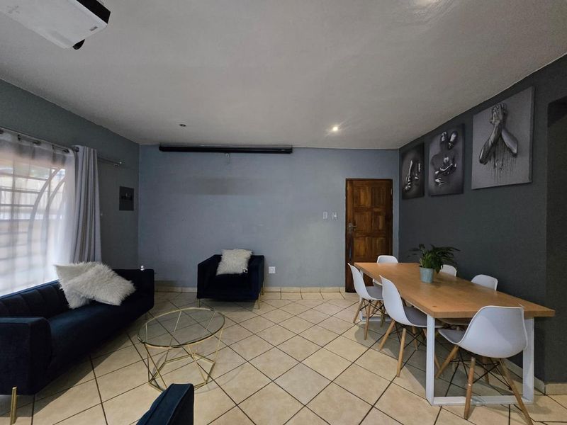 Modern Ground-floor Townhouse Unit - Photo 4