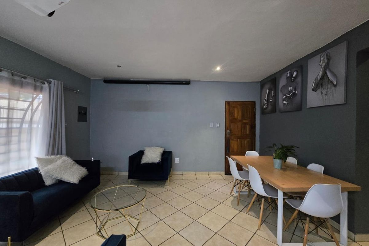 Modern Ground-floor Townhouse Unit - Photo 4
