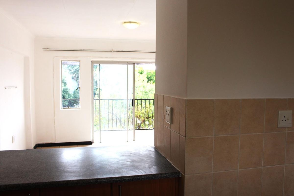Well located top storey apartment - Photo 5