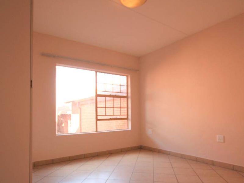 Loadshedding free area - A perfect lock up and go! - Photo 9