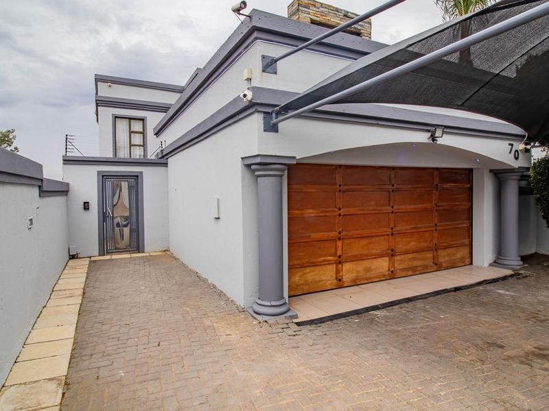 AN EXQUISITE HOMW THAT WILL TAE YOUR BREATH AWAY!!! - Photo 4