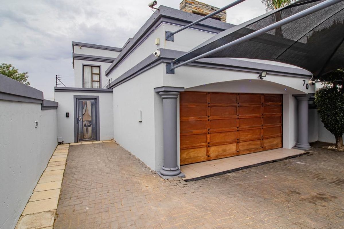AN EXQUISITE HOME THAT WILL TAKE YOUR BREATH AWAY!!! - Photo 4