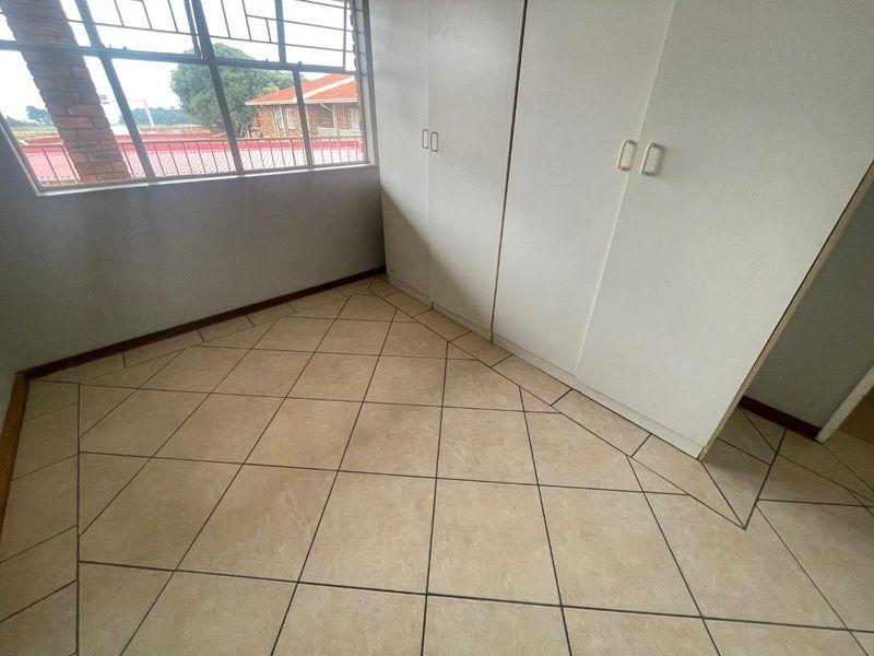 Spacious 2-Bedroom Unit in Prime Location – Move-In Ready! - Photo 8