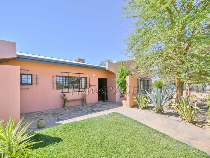 Omaruru:  Very neat 5 Bedr Home is for Sale - Photo 2