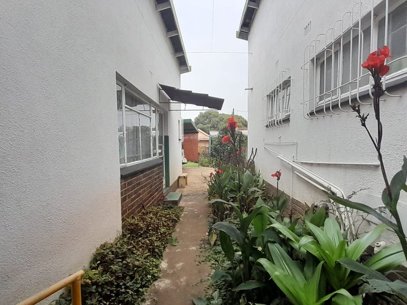Spacious Family Home with investment potential - Photo 10