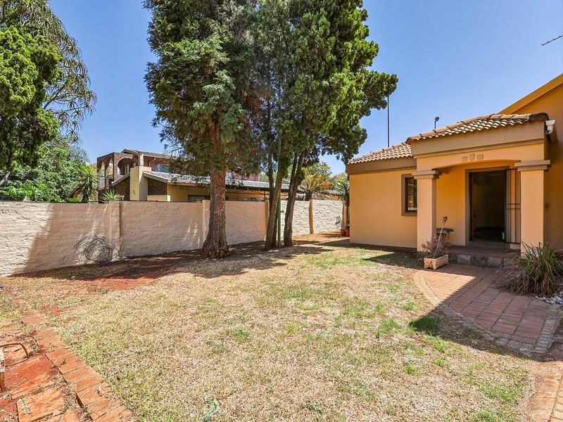 Modern 4 bedroom Oasis: Designer Living in a Premier Suburb - Photo 5