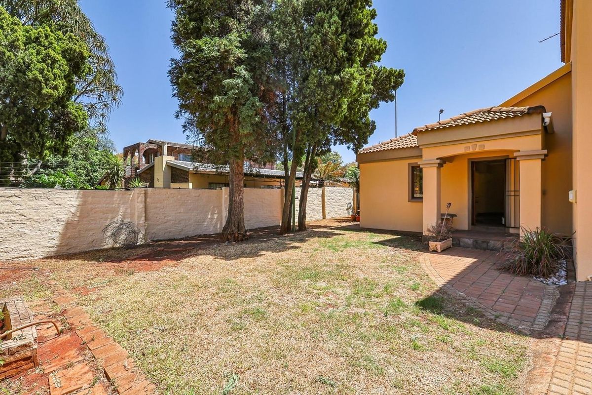 Modern 4 bedroom Oasis: Designer Living in a Premier Suburb - Photo 5