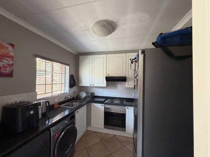 Charming 2-Bedroom Townhouse with Garden & Patio -  In a secure estate! - Photo 10