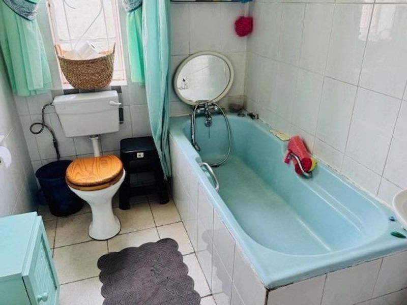 High-Yield Living: A Solid Forest Hill Home With Dual Income Streams - Photo 5