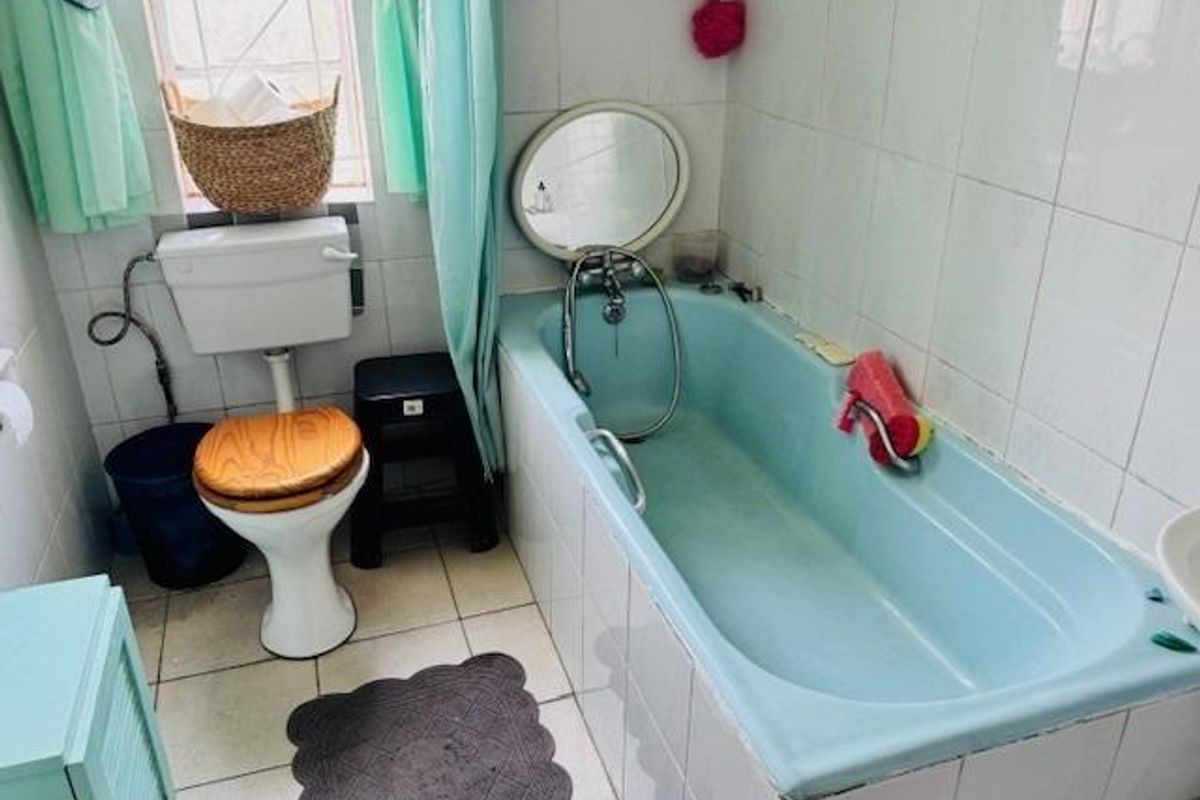 High-Yield Living: A Solid Forest Hill Home With Dual Income Streams - Photo 5