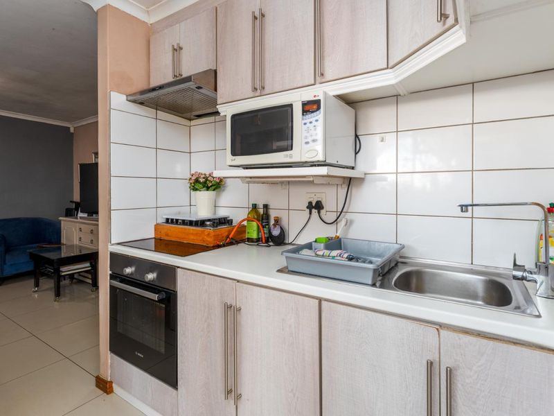 Charming 2 Bedroom Home with Pool in Southfield - Photo 4