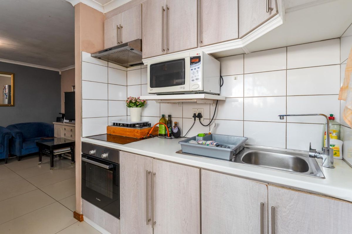 Charming 2 Bedroom Home with Pool in Southfield - Photo 4