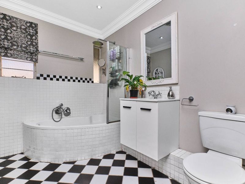 Charming Two-Bedroom Upstairs Townhouse with Scenic Balcony. - Photo 9