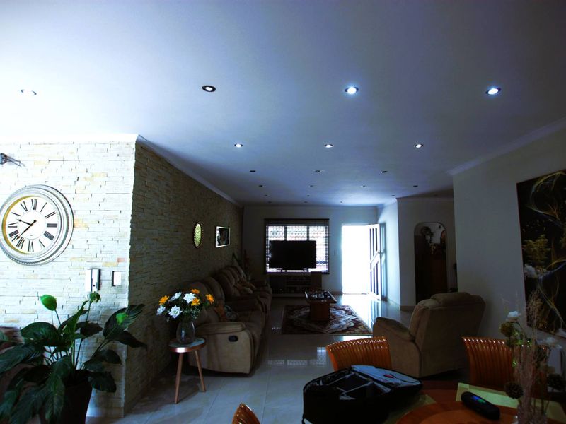 Beautiful Home Cowies Estate - Photo 8