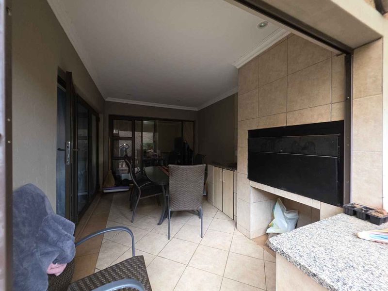 Magnificent, spacious, modern 4 Bedroom, Study, 3,5 Bathroom House to Rent in popular The Wilds Estate. Ideal for the Executive or an Embassy. - Photo 5