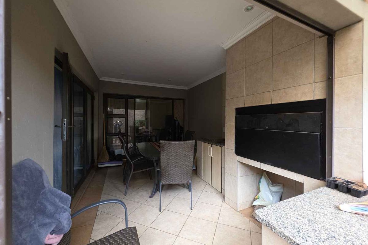 Magnificent, spacious, modern 4 Bedroom, Study, 3,5 Bathroom House to Rent in popular The Wilds Estate. Ideal for the Executive or an Embassy. - Photo 5