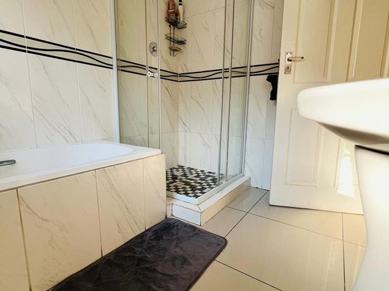 3 Bedroom House For Sale in Vanderbijlpark CE 7 - Photo 4