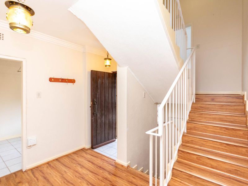 Stand Alone 3 Bed Duplex Townhouse in Bryanston with private garden and domestic quarters - Photo 9