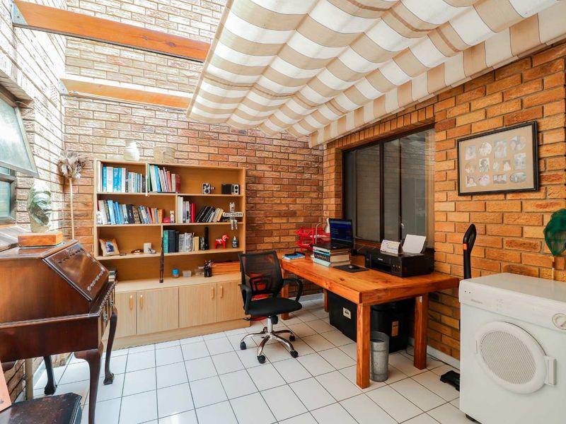 Perfect lock-up and go with magical sea views - Photo 10