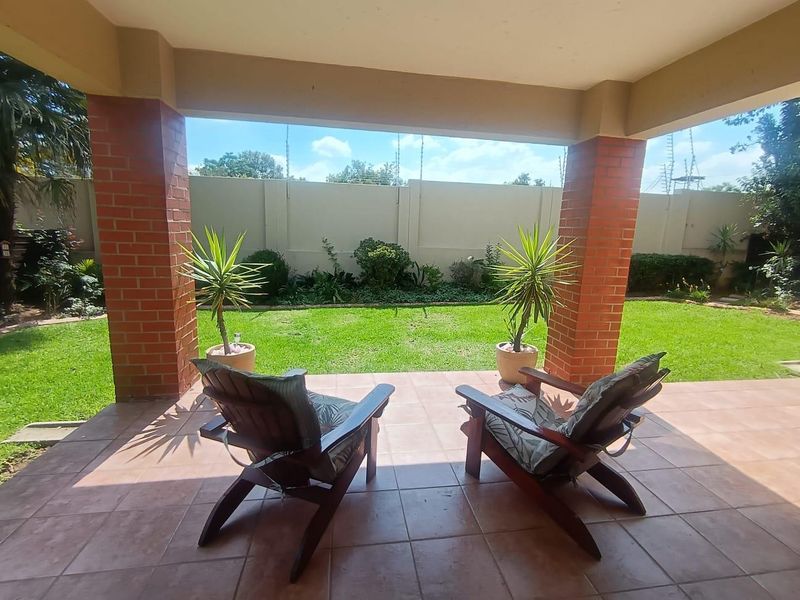 Terrific 3 Bed 2 Bath Townhouse In the Best Part of The Complex_Pet friendly with views for days - Photo 9