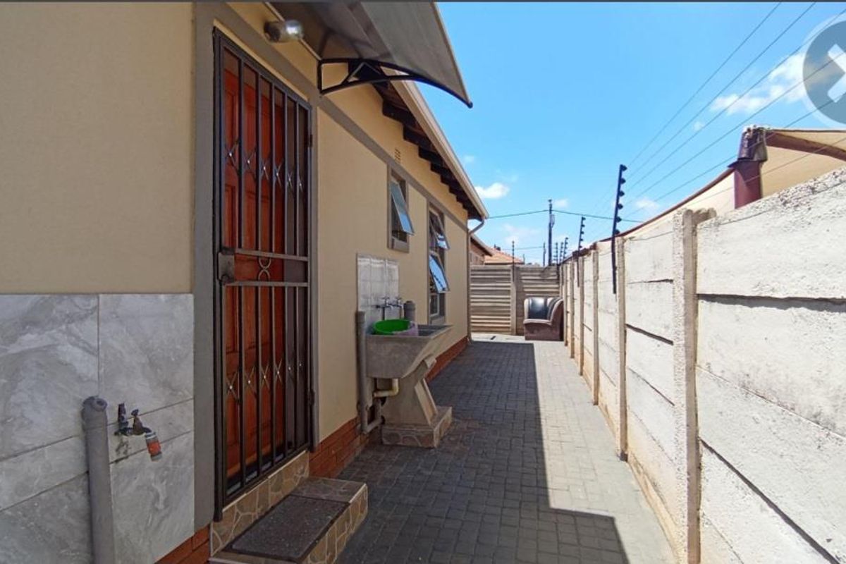 Smart Home - Photo 3