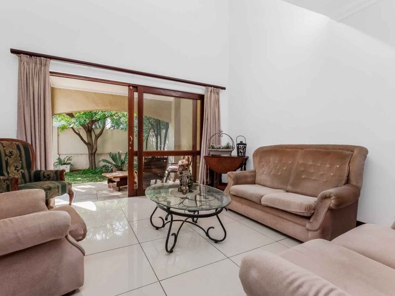 FABULOUS CORNER DUPLEX UNIT IN A SOUGHT-AFTER LIFESTYLE ESTATE, BOASTING LOADS OF NATURAL LIGHT - Photo 3