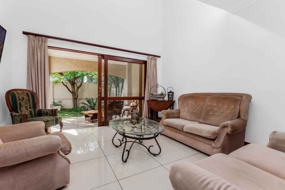 FABULOUS CORNER DUPLEX UNIT IN A SOUGHT-AFTER LIFESTYLE ESTATE, BOASTING LOADS OF NATURAL LIGHT - Photo 3