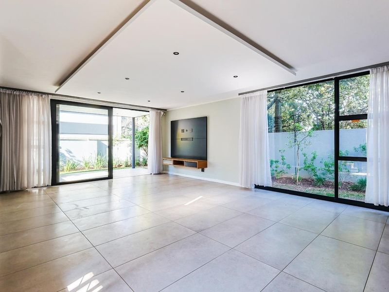 Luxury & Security Redefined in Waterkloof - Photo 6