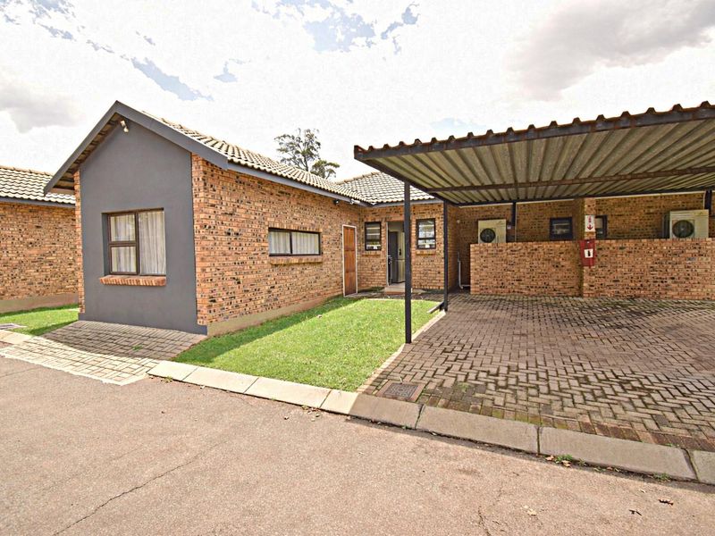 Pet-Friendly 3-Bedroom Simplex Townhouse - Photo 2