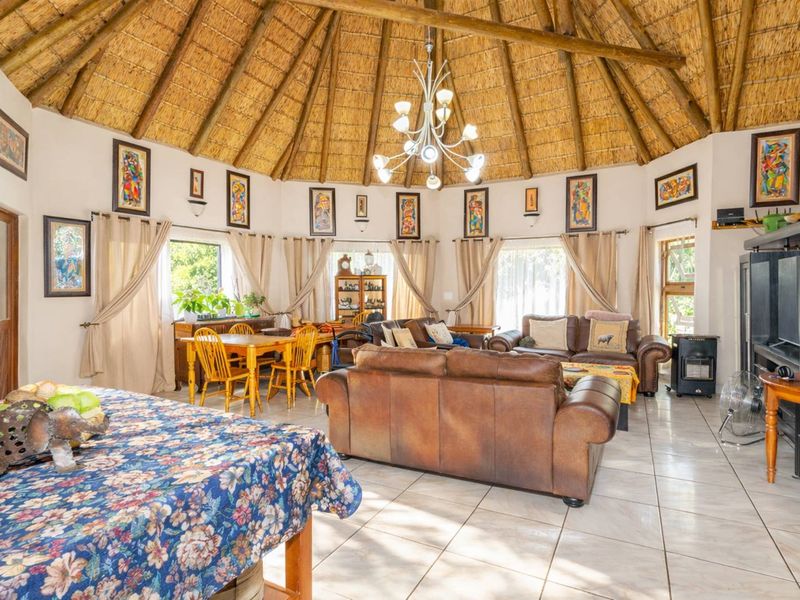 Dual Mandate Property: Exceptional Family Home with Prime Features - Photo 6