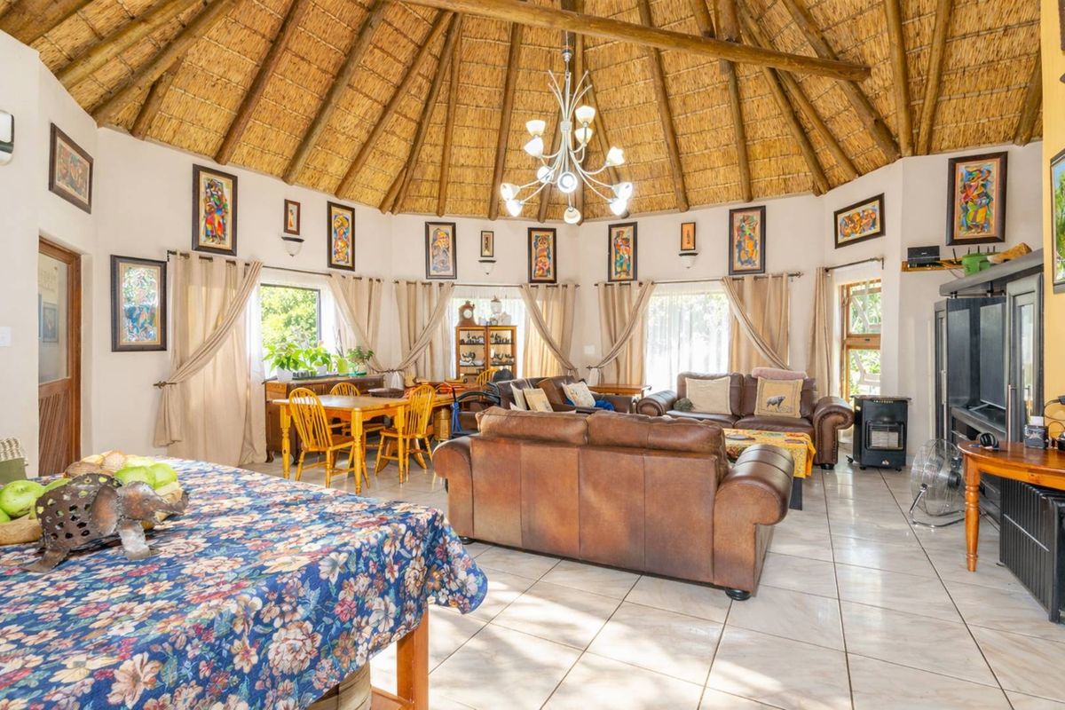 Dual Mandate Property: Exceptional Family Home with Prime Features - Photo 5