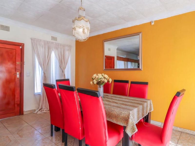 Your perfect family Home  with study, work from home, large back garden and storage, Awaits! - Photo 2